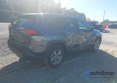 2022 Toyota Rav4 Xle z USA, uszkodzony, nr VIN 2T3W1RFV2NC207492